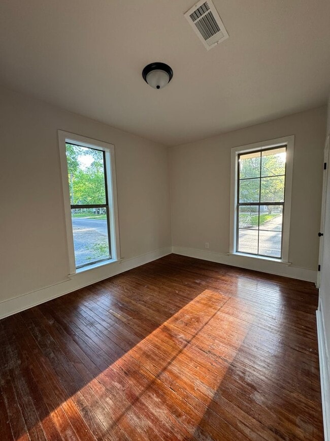 Building Photo - 339 Duplex B 2/1