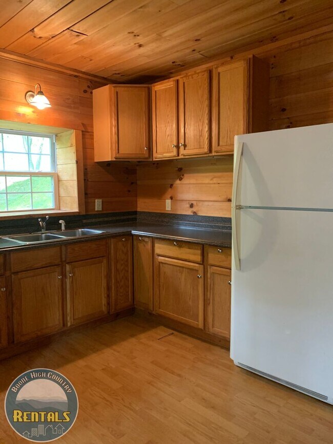 Building Photo - 647 Junaluska Rd