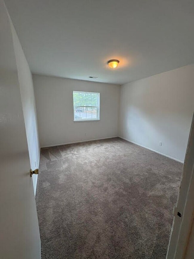 Building Photo - Two Bedroom One Bath