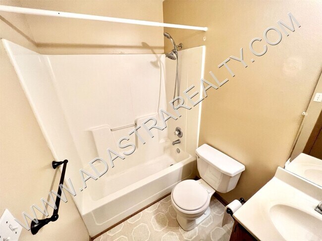 Building Photo - Spacious Gardner Duplex-Available in NOVEM...
