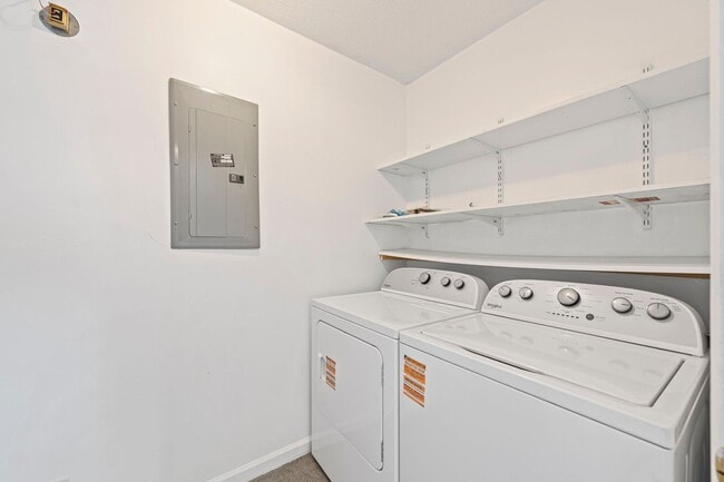Building Photo - Cute Two Bedroom Home