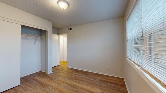 Building Photo - Convenient and Comfy