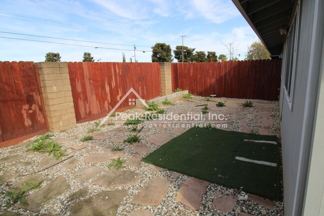 Building Photo - Cute 2bd/2ba Duplex with Garage - Walk to ...