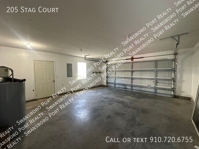 Building Photo - 205 Stag Ct