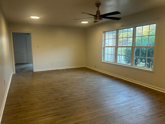 Building Photo - 1011 Ave Of Pines