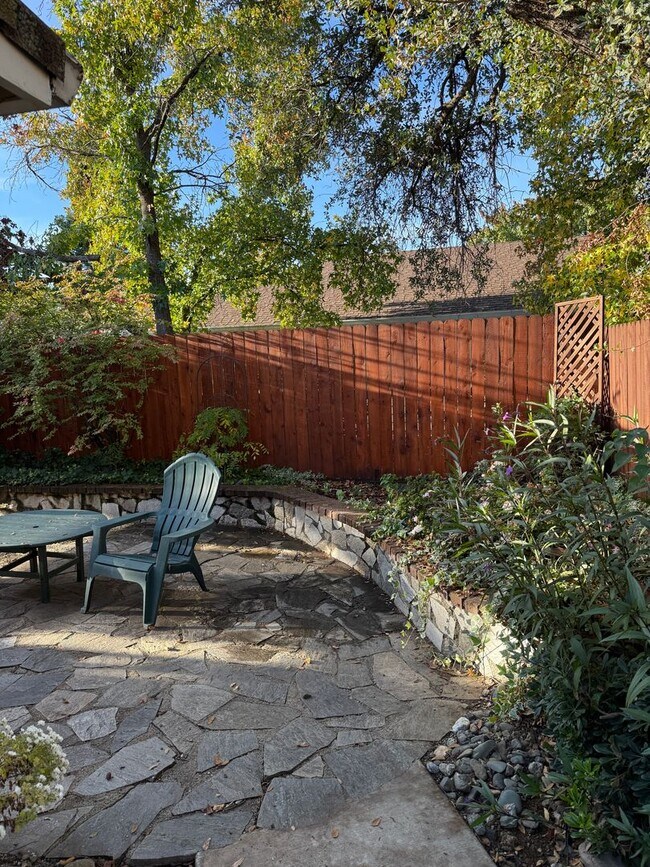 Building Photo - Charming 2-bedroom, 2-bathroom home locate...