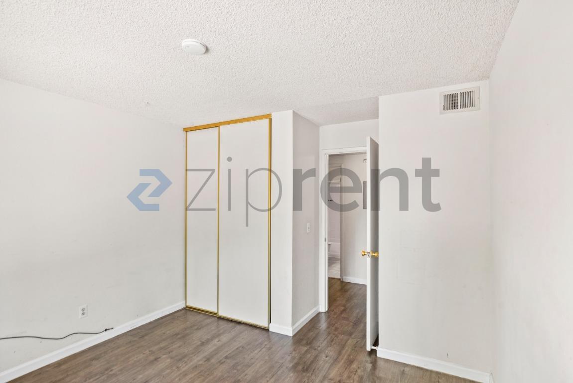 Building Photo - Unit