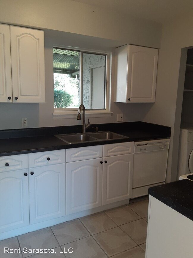 Building Photo - 3 br, 2.5 bath House - 4477 Sandner Dr.