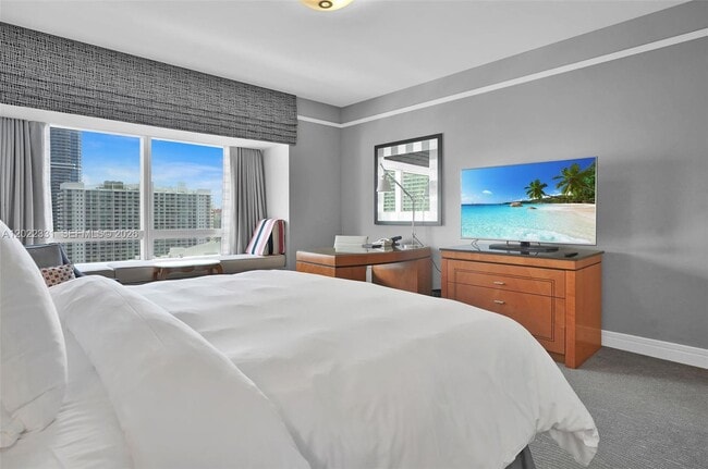 Building Photo - 1435 Brickell Ave