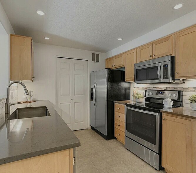 Building Photo - 720 NW 185th Ave