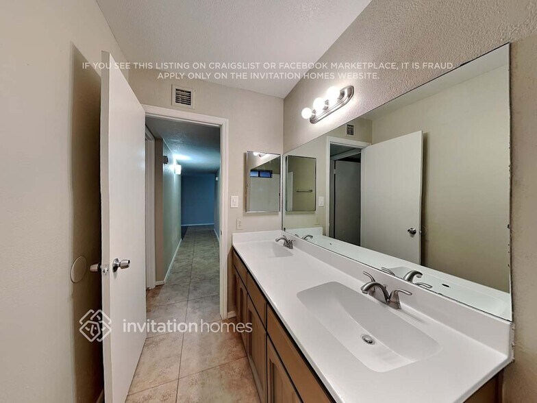 Building Photo - 336 S Travis