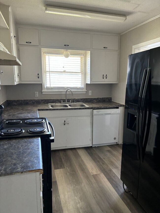 Building Photo - 3/1/1 Near Fairview Park in Sherman!