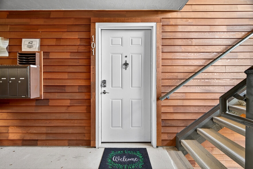 Front Entry unit 101 - 3053 14th Ave W