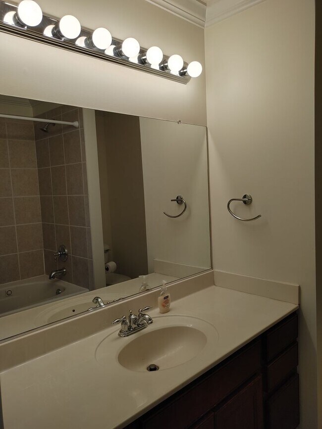 Building Photo - West Knoxville 37909 - Beautiful & newly remodeled with 4 bedroom, 3.5 baths - Call Sharon Arnwin...