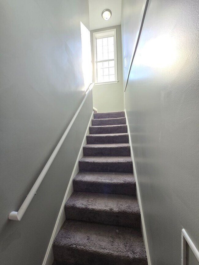 Building Photo - Updated 3 Bedrooms, 1.5 Bathrooms on a Dou...