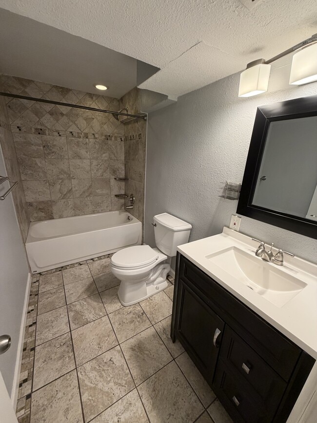 Building Photo - 5025 E Weaver Ave