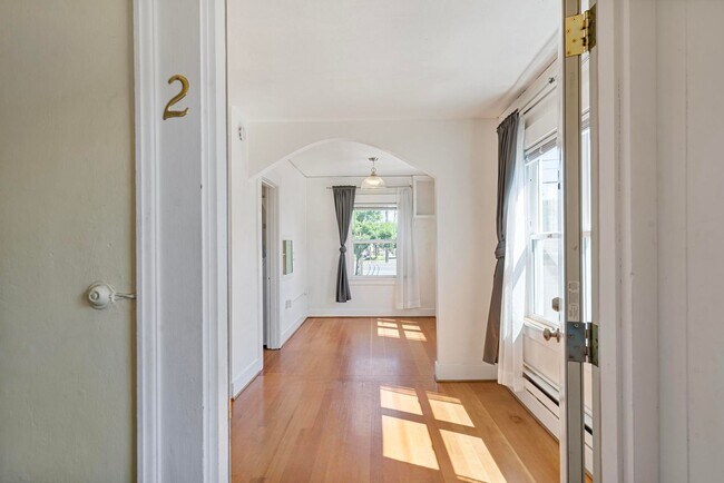 Building Photo - Charming close-in Foster-Powell studio in four-plex—Updated kitchen & bath, shared laundry, share...