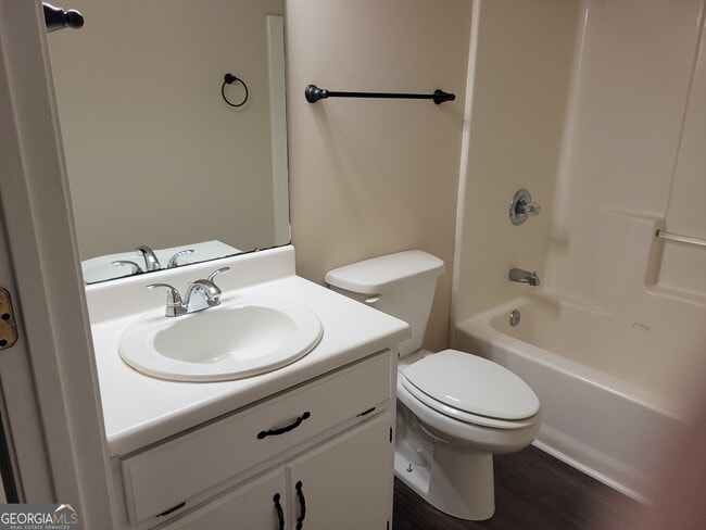 Building Photo - 5 Rockcreek Dr