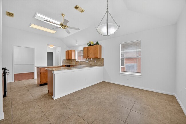 Building Photo - 914 W Peach Hollow Cir