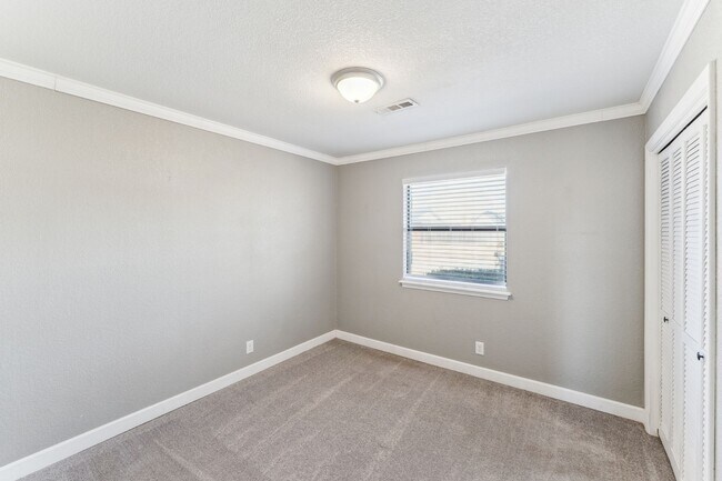 Building Photo - 13502 S Fern St