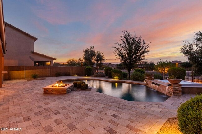 Building Photo - Eagle Glen Cul-de-sac Beauty