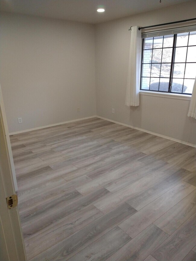 Building Photo - 20245 Independence Dr