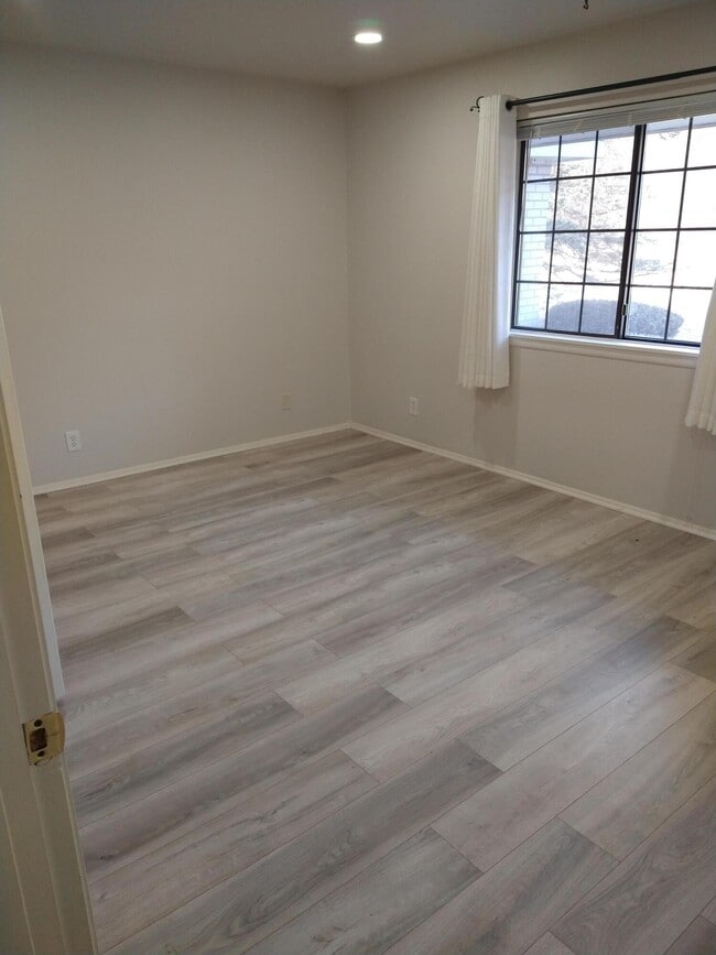 Building Photo - 20245 Independence Dr