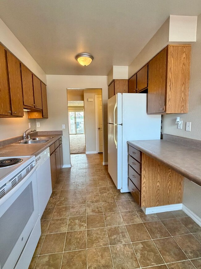 Building Photo - Affordable Top Floor Condo on Bus Route