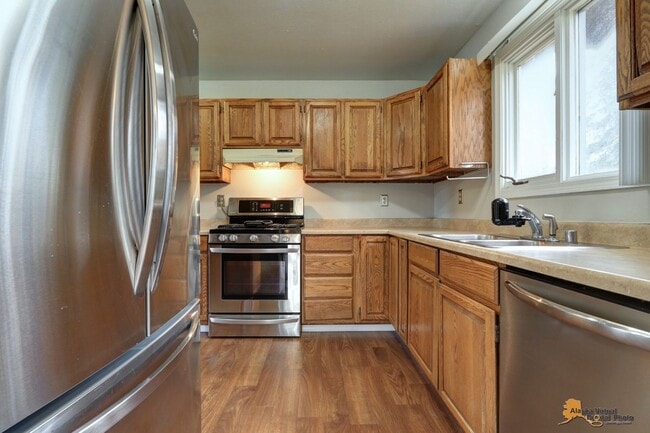 Building Photo - Quiet Eagleridge Home