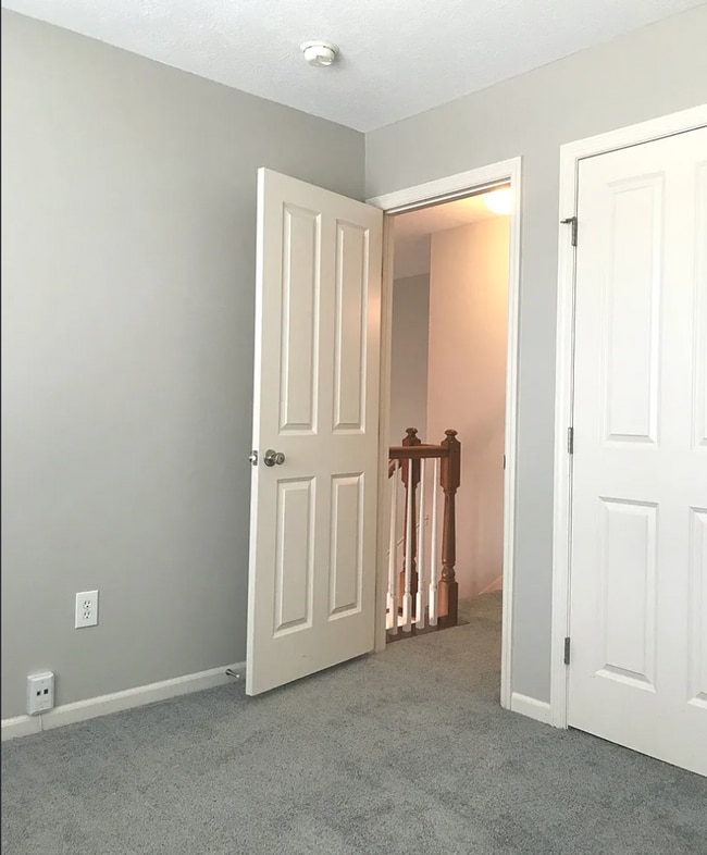 Building Photo - Beautiful end condo in great Powell location!!