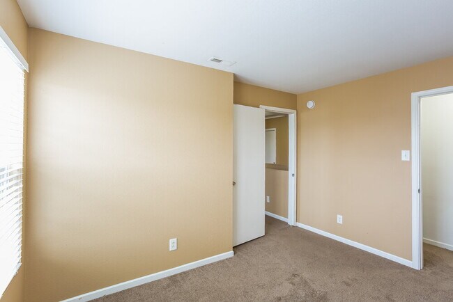 Building Photo - 424 W Warrior Ct