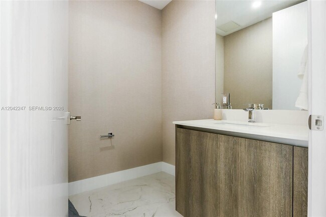 Building Photo - 17550 Collins Ave