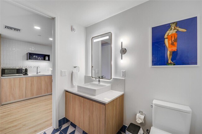 Building Photo - 601 NE 1st Ave