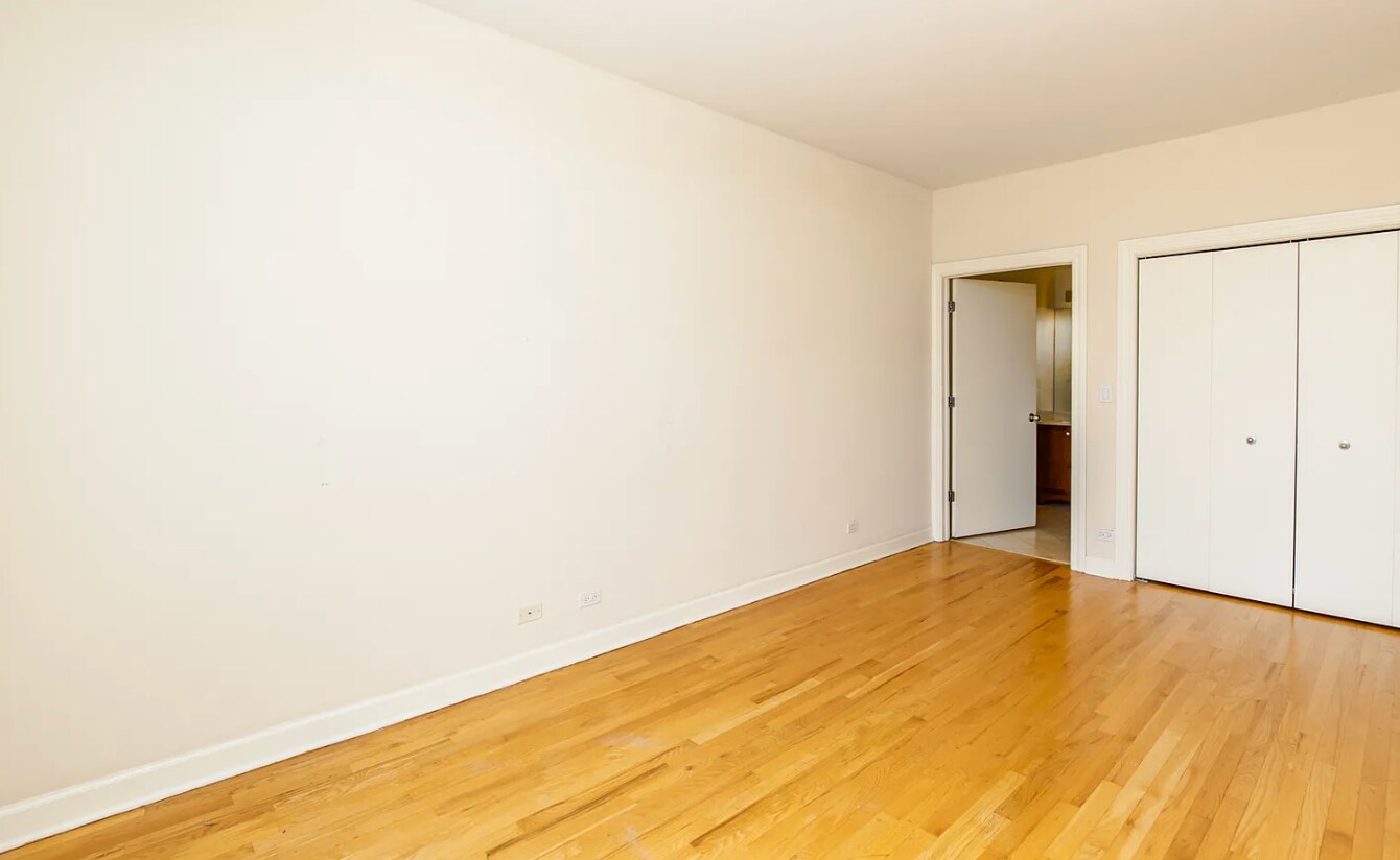 Building Photo - 3347 N Clark St