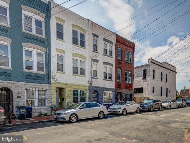 Building Photo - 424 Elm St NW