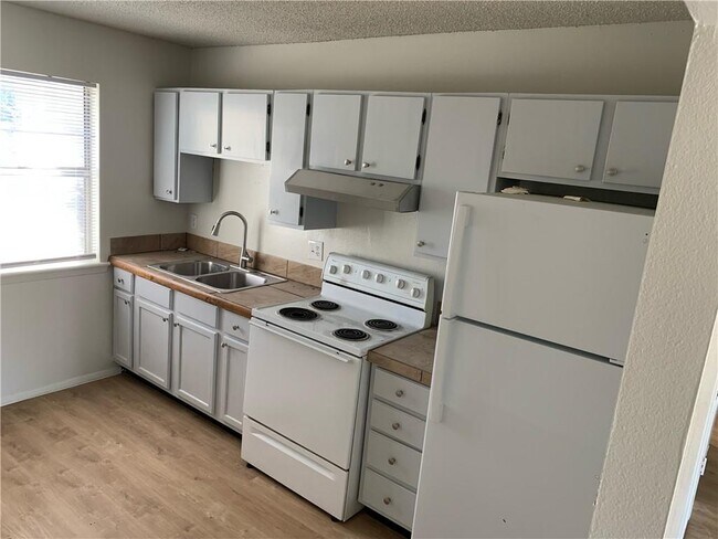 Building Photo - 920 N Leverett Ave