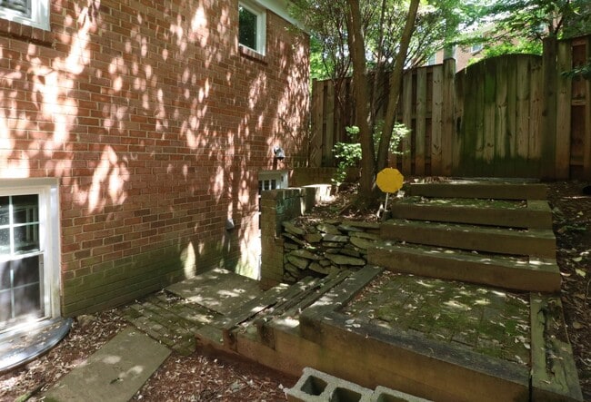 Building Photo - COMING SOON - 4Bed/2.5Bath Raised Rambler in Bannockburn near Glen Echo Park!