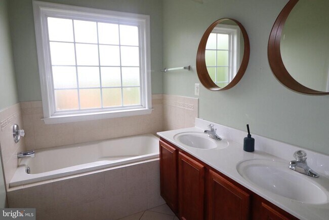 Building Photo - 104 Stingray Ct