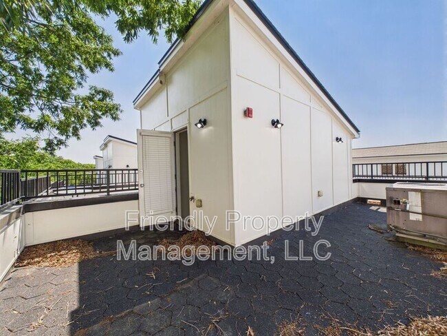 Building Photo - 400 W Rosemary St