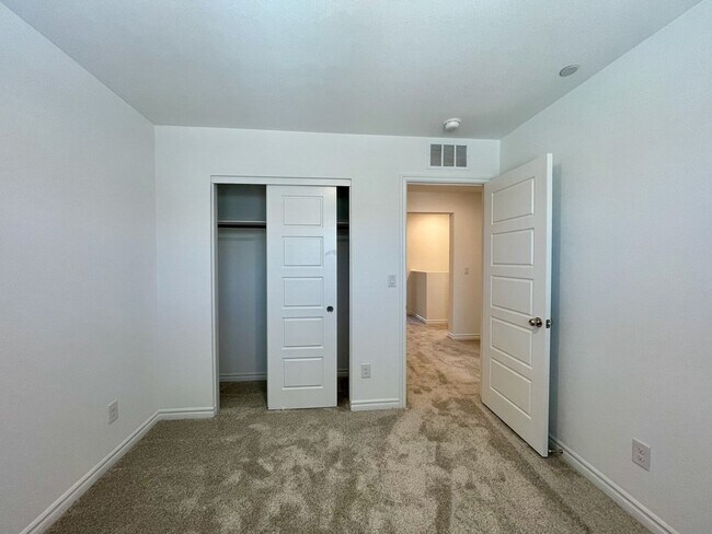 Building Photo - Gated 3 Bed, 2.5 Bath, 2 Car Garage Townho...