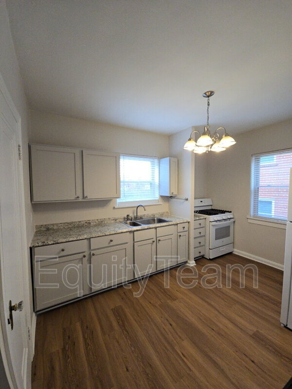 Building Photo - 4379 Ridgeview Ave