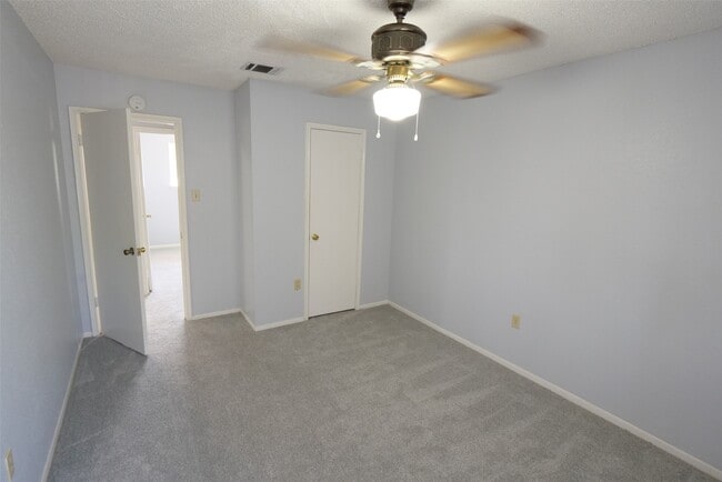 Building Photo - 19403 Long Lake Dr