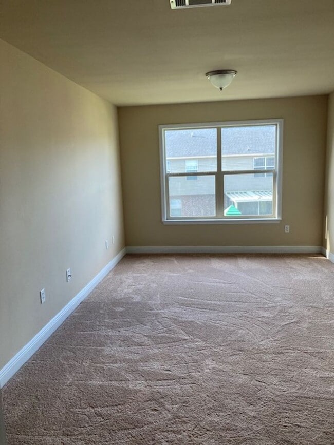 Building Photo - Spacious 4 Bedroom