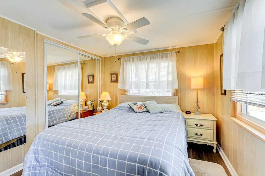 Building Photo - 670 N Green Cir