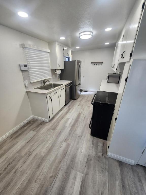 Building Photo - 185 Country Club Dr