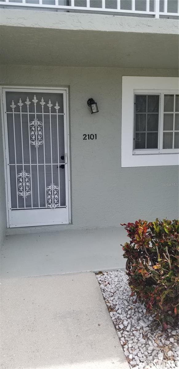 Building Photo - Room For Rent - lake front condo
