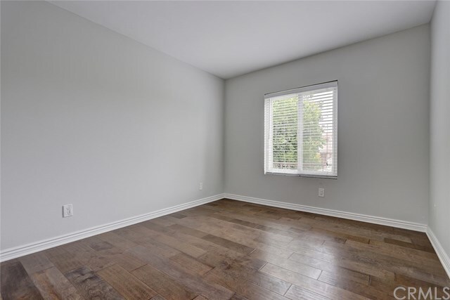 Building Photo - 323 S Broadway