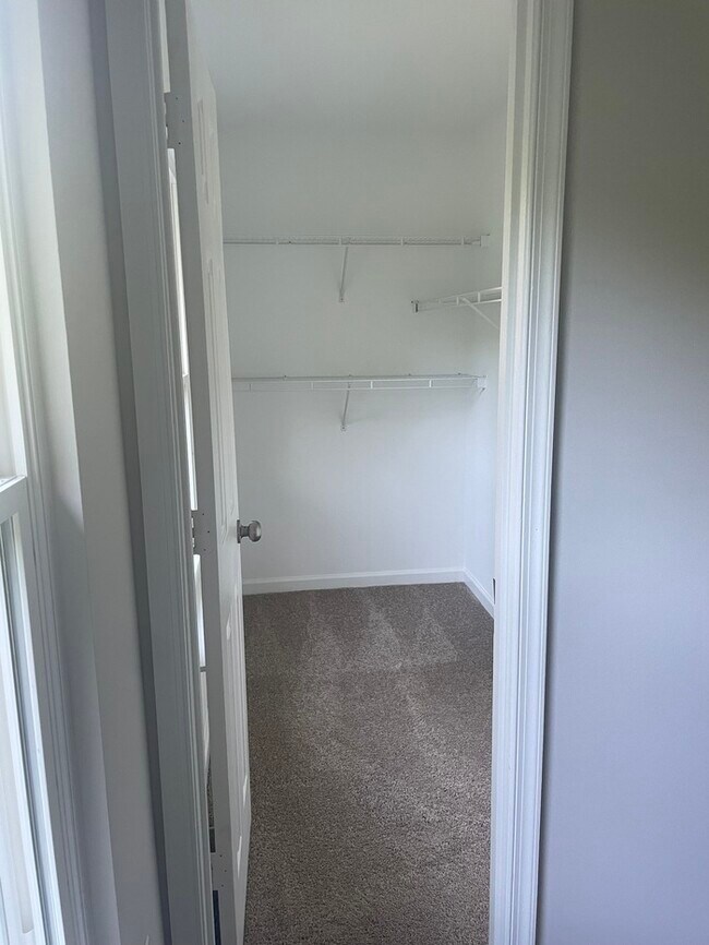 Building Photo - 3 Bedrooms 2 Bathrooms in a GREAT AREA