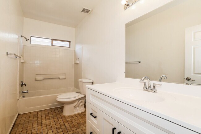 Building Photo - 5218 W Glass Ln