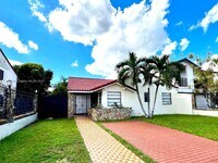 Building Photo - 902 SW 126th Ave